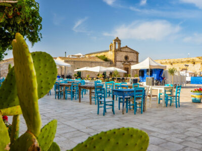 tables-chairs-restaurant
